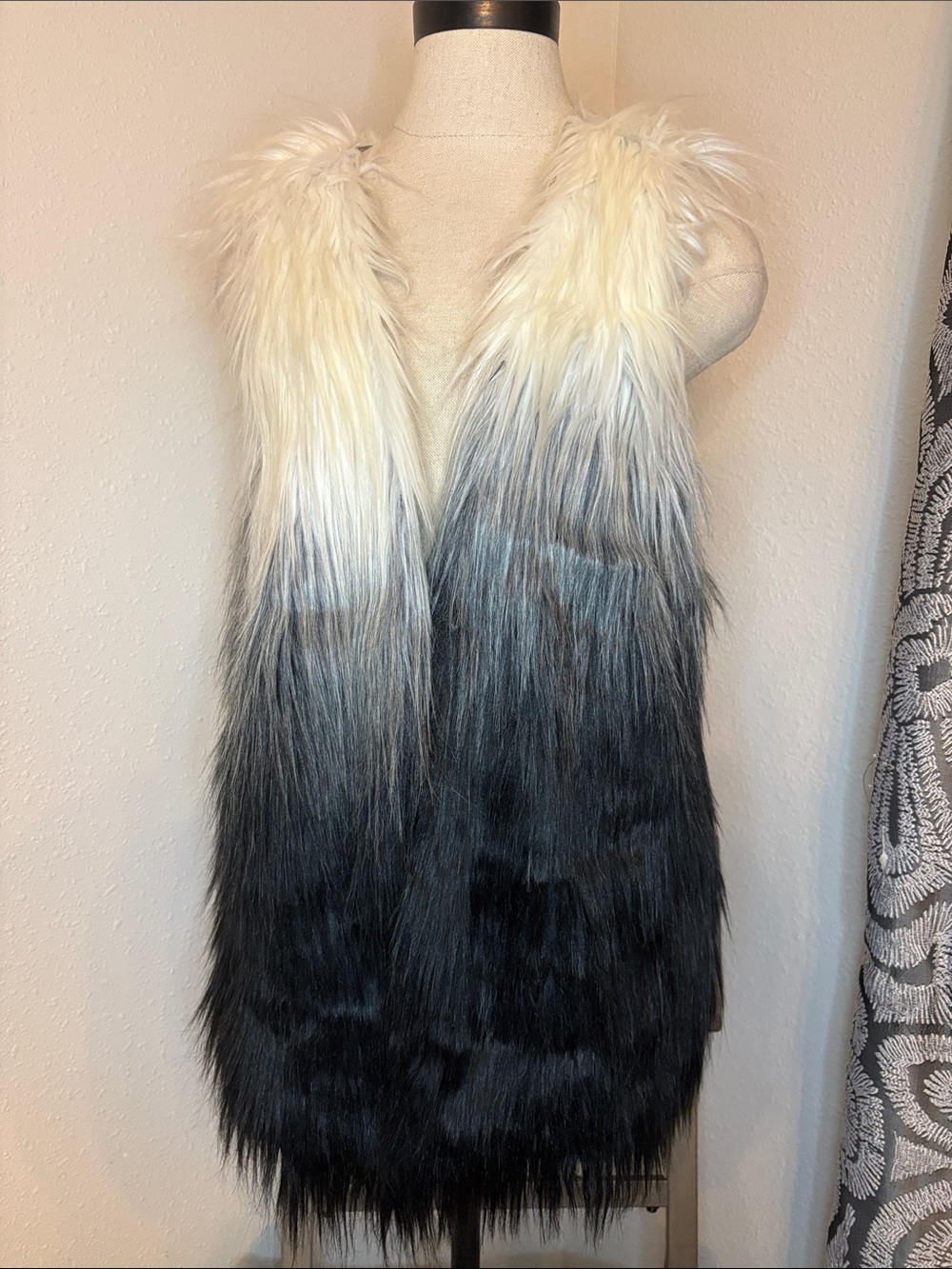Kenise Ombre Faux Fur Vest in Cream to Black